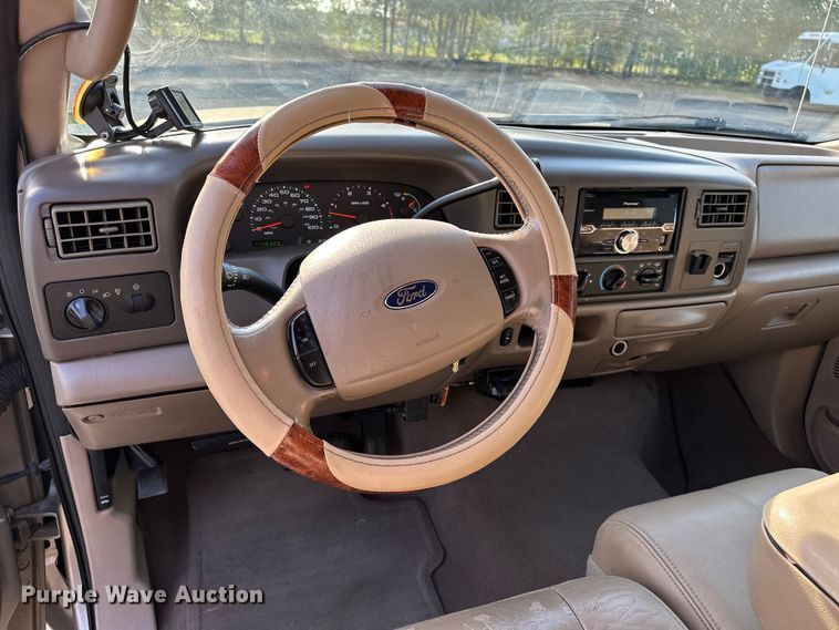 image for item DP8862 2004 Ford F350 Super Duty Lariat Crew Cab pickup truck