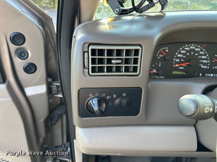 image for item DP8862 2004 Ford F350 Super Duty Lariat Crew Cab pickup truck