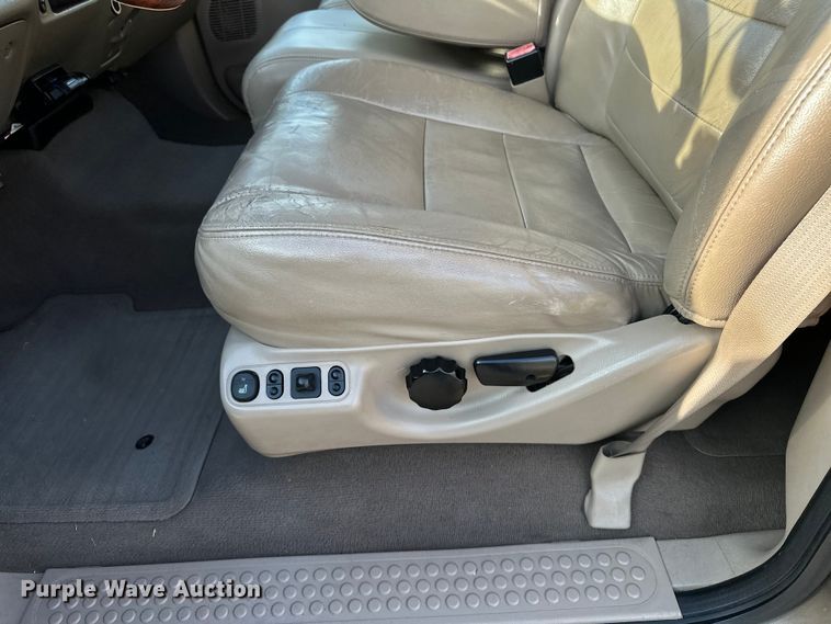 image for item DP8862 2004 Ford F350 Super Duty Lariat Crew Cab pickup truck