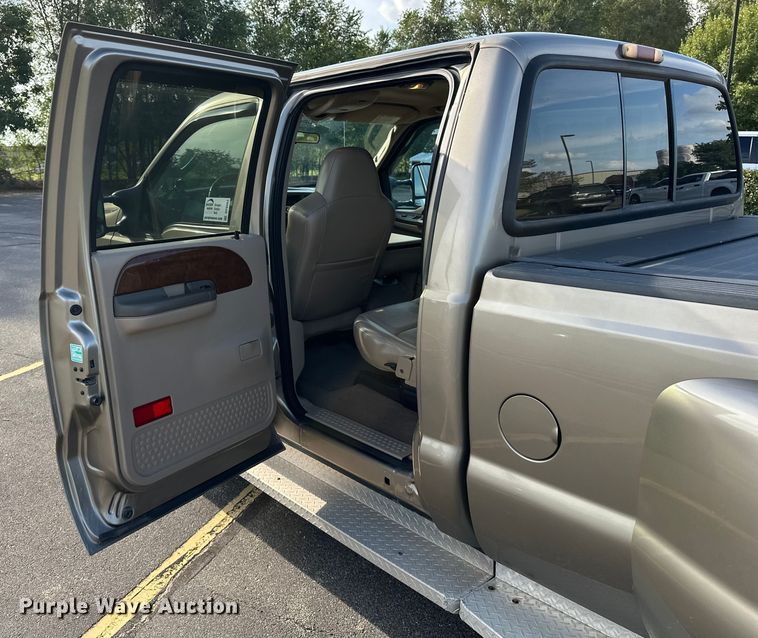 image for item DP8862 2004 Ford F350 Super Duty Lariat Crew Cab pickup truck
