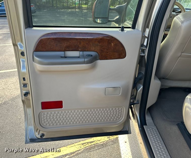 image for item DP8862 2004 Ford F350 Super Duty Lariat Crew Cab pickup truck