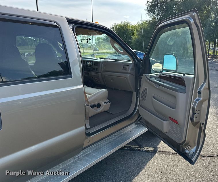 image for item DP8862 2004 Ford F350 Super Duty Lariat Crew Cab pickup truck