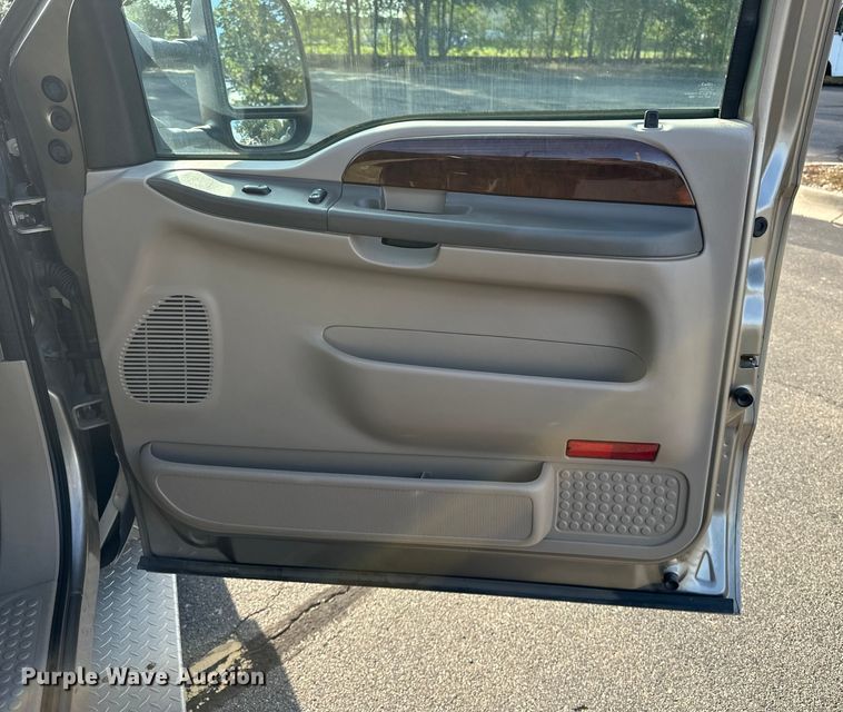 image for item DP8862 2004 Ford F350 Super Duty Lariat Crew Cab pickup truck