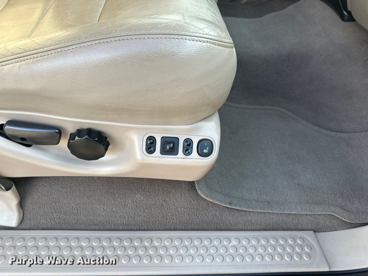 image for item DP8862 2004 Ford F350 Super Duty Lariat Crew Cab pickup truck