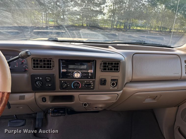 image for item DP8862 2004 Ford F350 Super Duty Lariat Crew Cab pickup truck