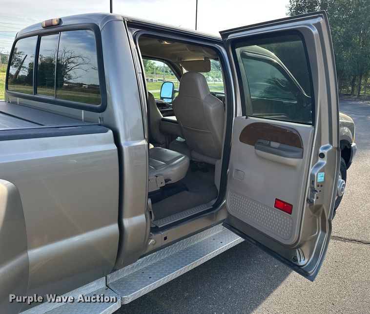 image for item DP8862 2004 Ford F350 Super Duty Lariat Crew Cab pickup truck