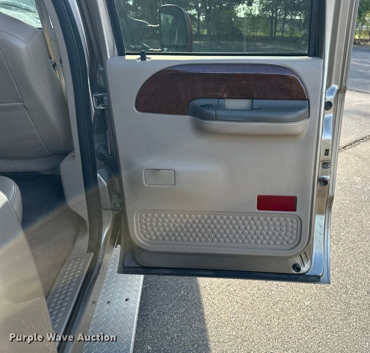 image for item DP8862 2004 Ford F350 Super Duty Lariat Crew Cab pickup truck