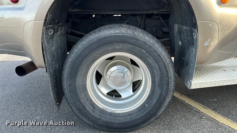 image for item DP8862 2004 Ford F350 Super Duty Lariat Crew Cab pickup truck