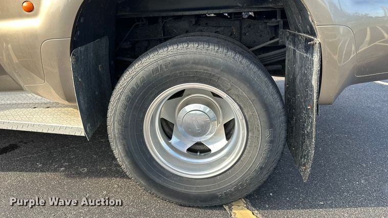 image for item DP8862 2004 Ford F350 Super Duty Lariat Crew Cab pickup truck