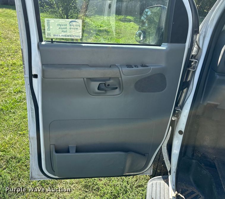 image for item DP8889 2008 Ford E350 Super Duty van