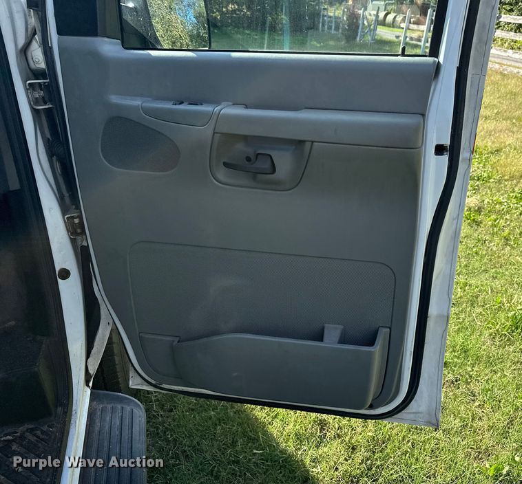 image for item DP8889 2008 Ford E350 Super Duty van