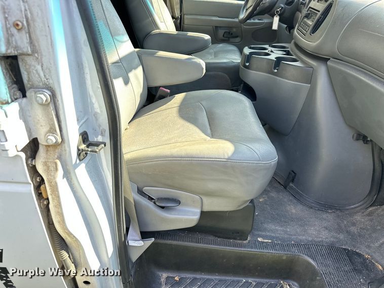 image for item DP8889 2008 Ford E350 Super Duty van