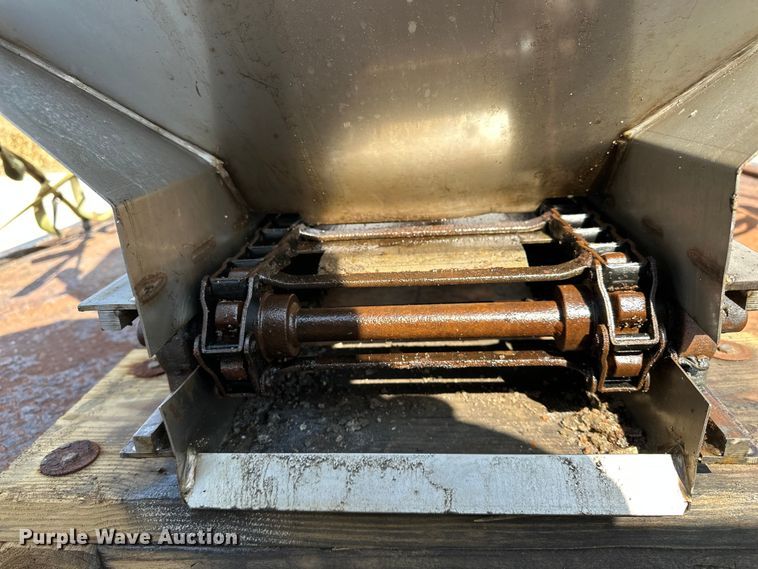 image for item DP8892 2012 Ford F550 flatbed truck