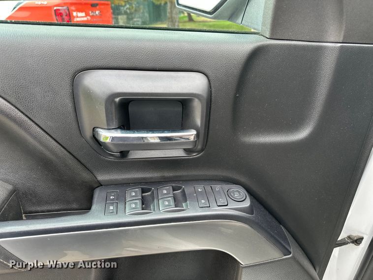 image for item DP8899 2015 Chevrolet Silverado 2500HD Double Cab pickup truck