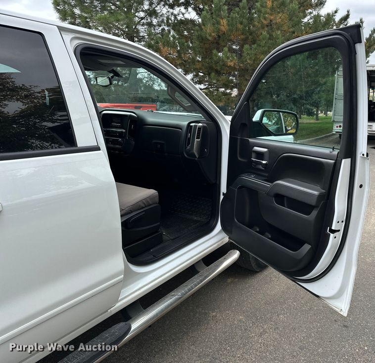 image for item DP8899 2015 Chevrolet Silverado 2500HD Double Cab pickup truck