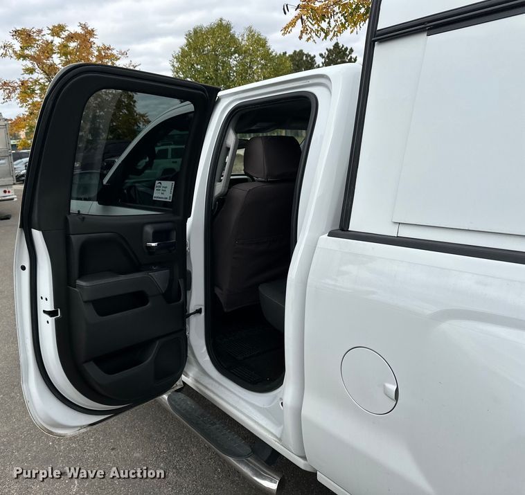 image for item DP8899 2015 Chevrolet Silverado 2500HD Double Cab pickup truck