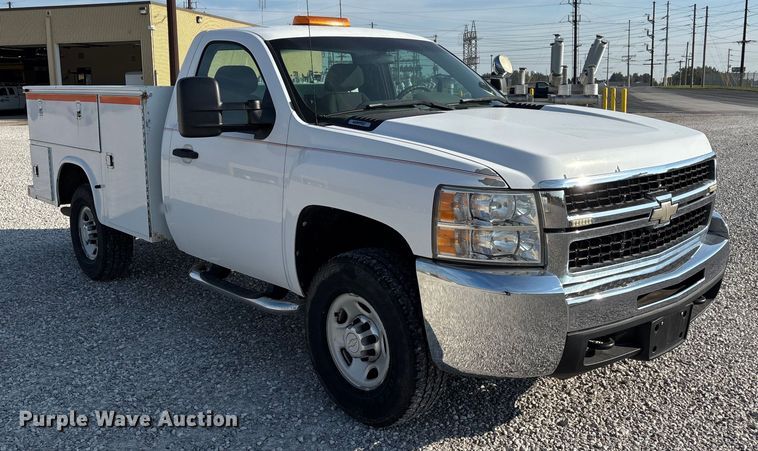 image for item DU1373 2010 Chevrolet Silverado 2500HD utility bed pickup truck