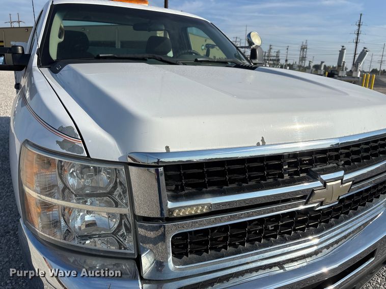 image for item DU1373 2010 Chevrolet Silverado 2500HD utility bed pickup truck