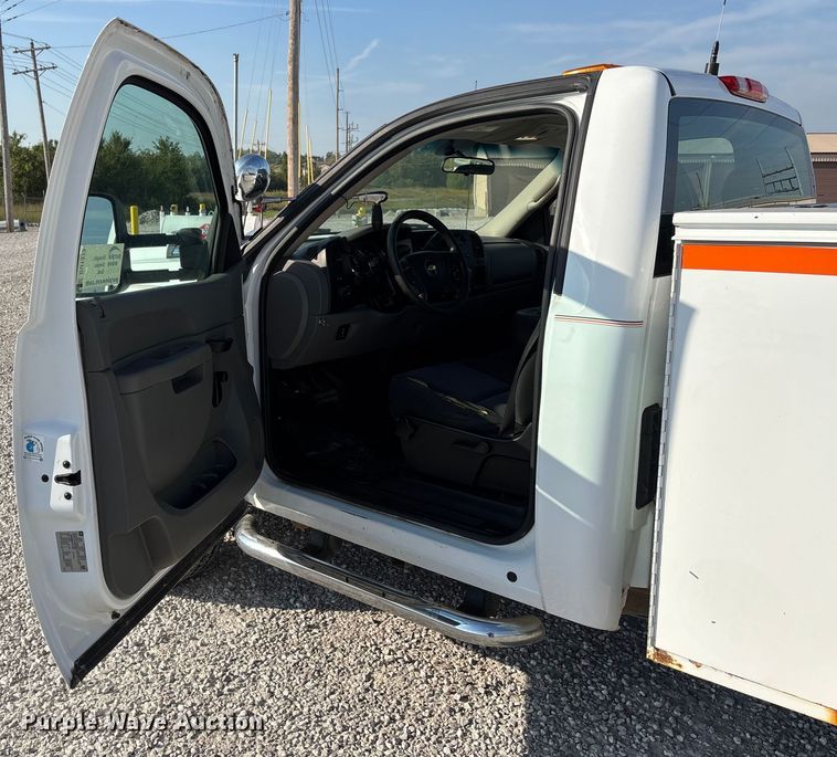 image for item DU1373 2010 Chevrolet Silverado 2500HD utility bed pickup truck