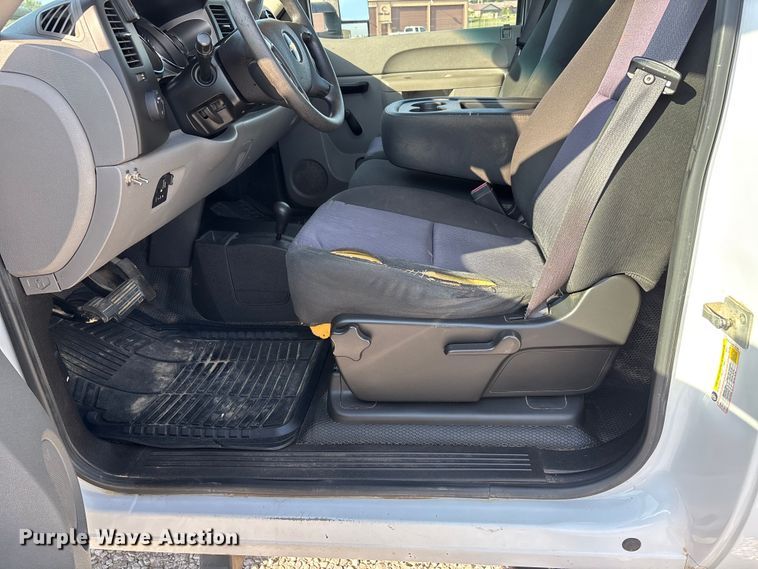 image for item DU1373 2010 Chevrolet Silverado 2500HD utility bed pickup truck