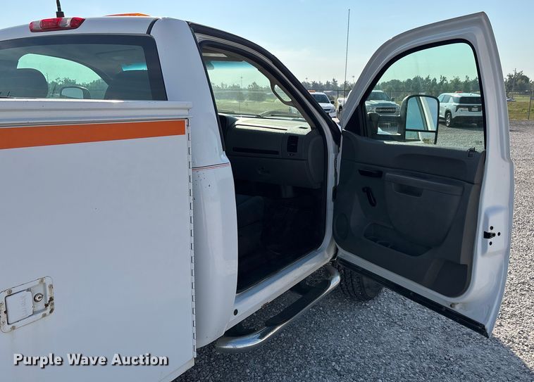 image for item DU1373 2010 Chevrolet Silverado 2500HD utility bed pickup truck