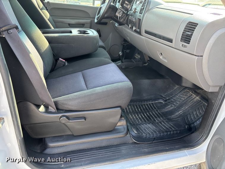 image for item DU1373 2010 Chevrolet Silverado 2500HD utility bed pickup truck