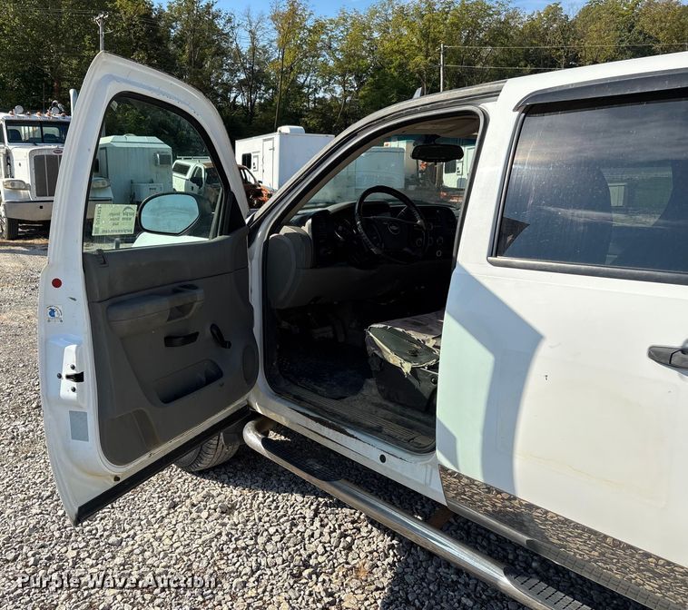 image for item DU1423 2008 Chevrolet Silverado 2500HD Crew Cab pickup truck