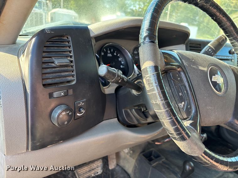 image for item DU1423 2008 Chevrolet Silverado 2500HD Crew Cab pickup truck
