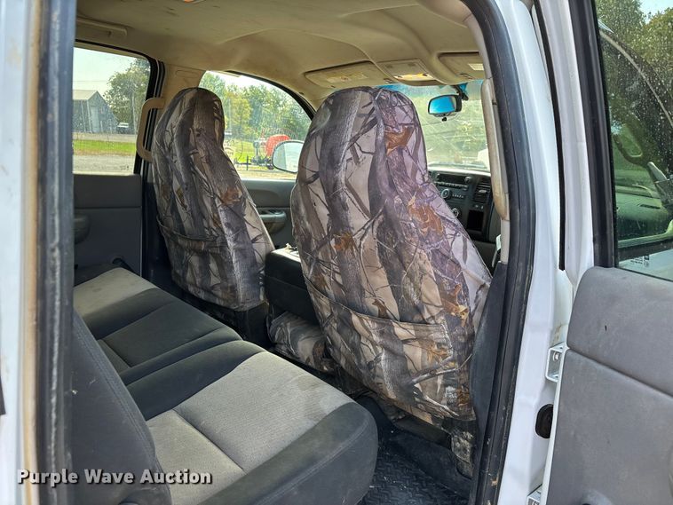 image for item DU1423 2008 Chevrolet Silverado 2500HD Crew Cab pickup truck