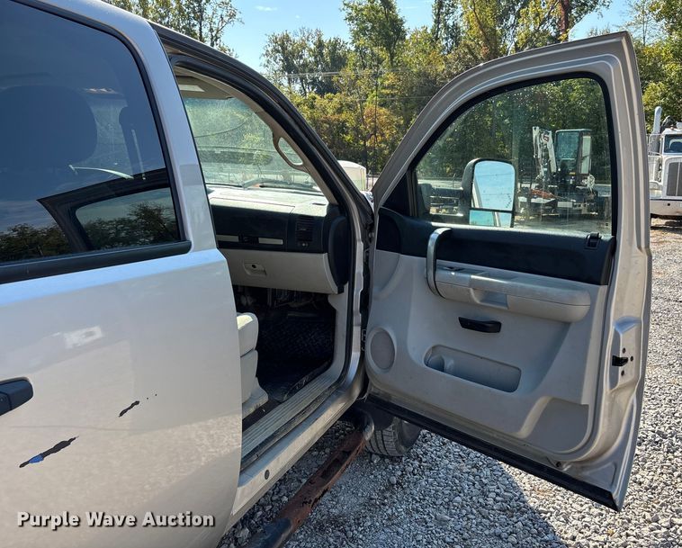 image for item DU1424 2007 Chevrolet Silverado 2500HD Crew Cab pickup truck