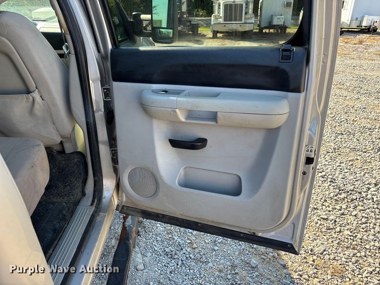 image for item DU1424 2007 Chevrolet Silverado 2500HD Crew Cab pickup truck