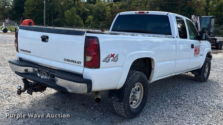 image for item DU1426 2004 Chevrolet Silverado 2500HD Ext. Cab pickup truck