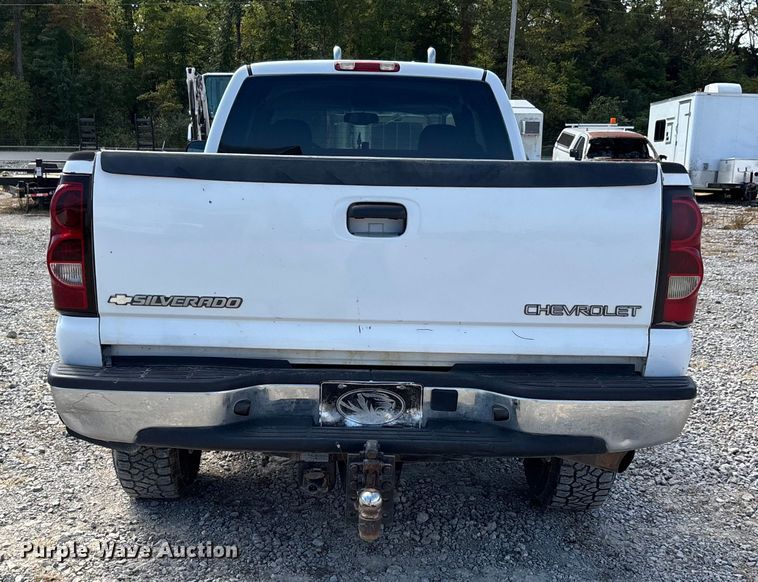 image for item DU1426 2004 Chevrolet Silverado 2500HD Ext. Cab pickup truck
