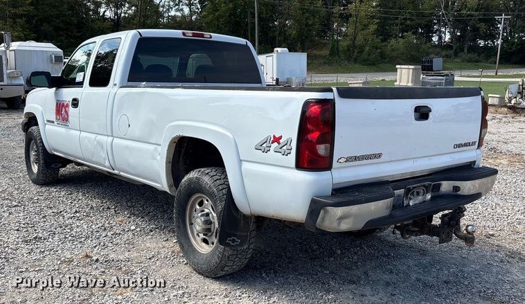 image for item DU1426 2004 Chevrolet Silverado 2500HD Ext. Cab pickup truck