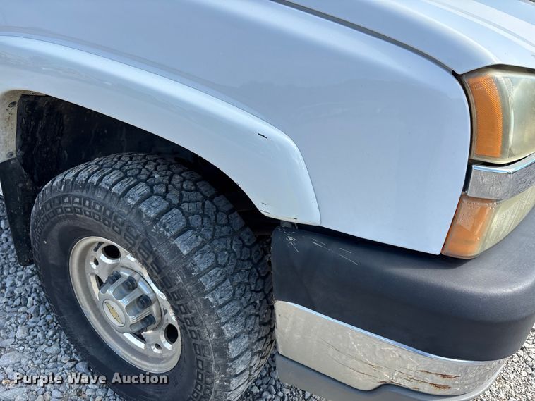 image for item DU1426 2004 Chevrolet Silverado 2500HD Ext. Cab pickup truck
