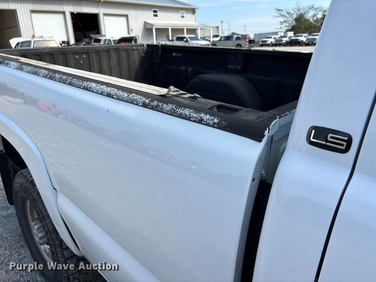 image for item DU1426 2004 Chevrolet Silverado 2500HD Ext. Cab pickup truck