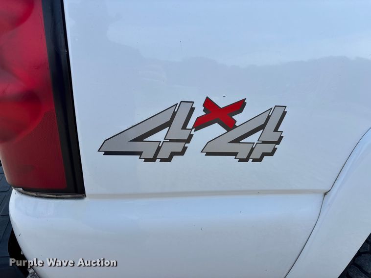 image for item DU1426 2004 Chevrolet Silverado 2500HD Ext. Cab pickup truck