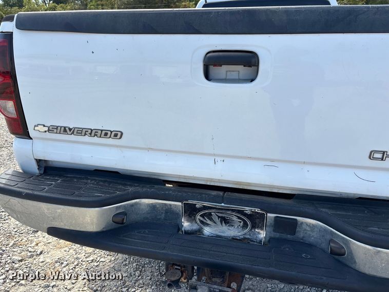 image for item DU1426 2004 Chevrolet Silverado 2500HD Ext. Cab pickup truck