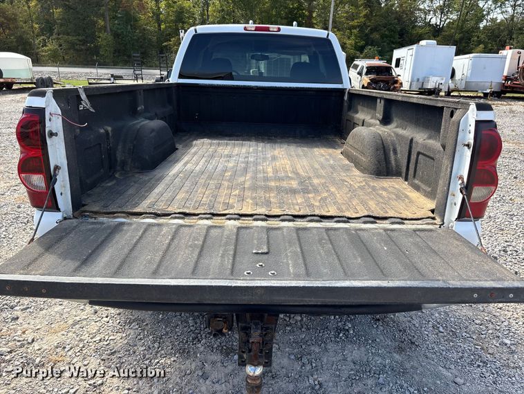 image for item DU1426 2004 Chevrolet Silverado 2500HD Ext. Cab pickup truck