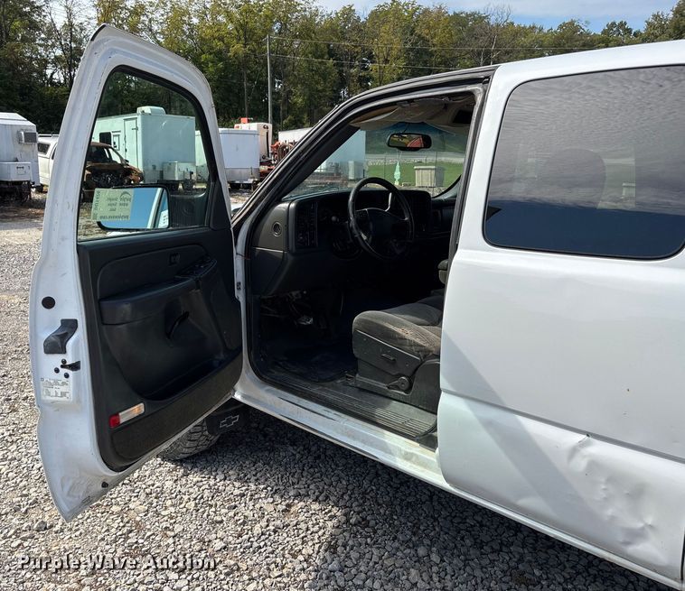 image for item DU1426 2004 Chevrolet Silverado 2500HD Ext. Cab pickup truck