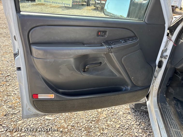 image for item DU1426 2004 Chevrolet Silverado 2500HD Ext. Cab pickup truck