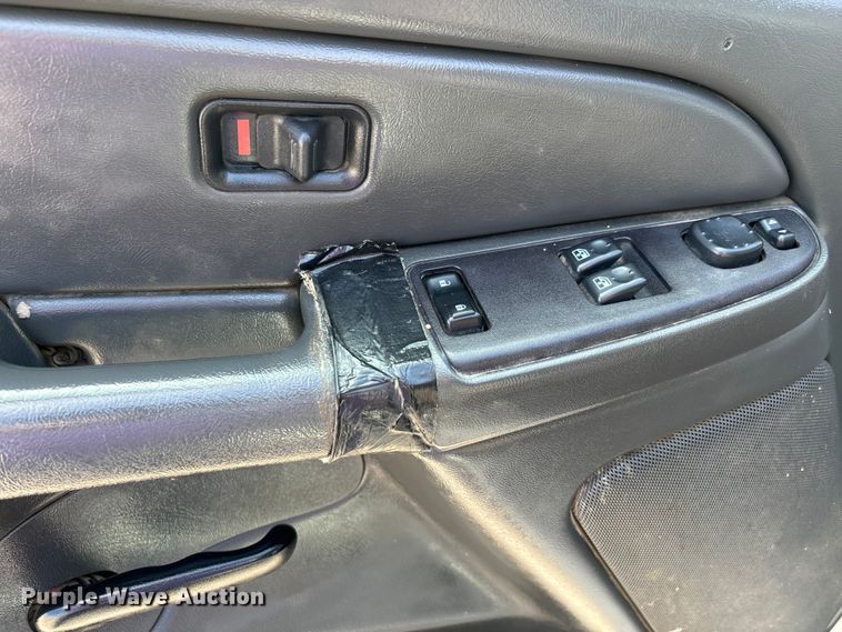 image for item DU1426 2004 Chevrolet Silverado 2500HD Ext. Cab pickup truck