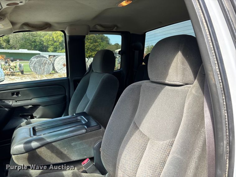 image for item DU1426 2004 Chevrolet Silverado 2500HD Ext. Cab pickup truck