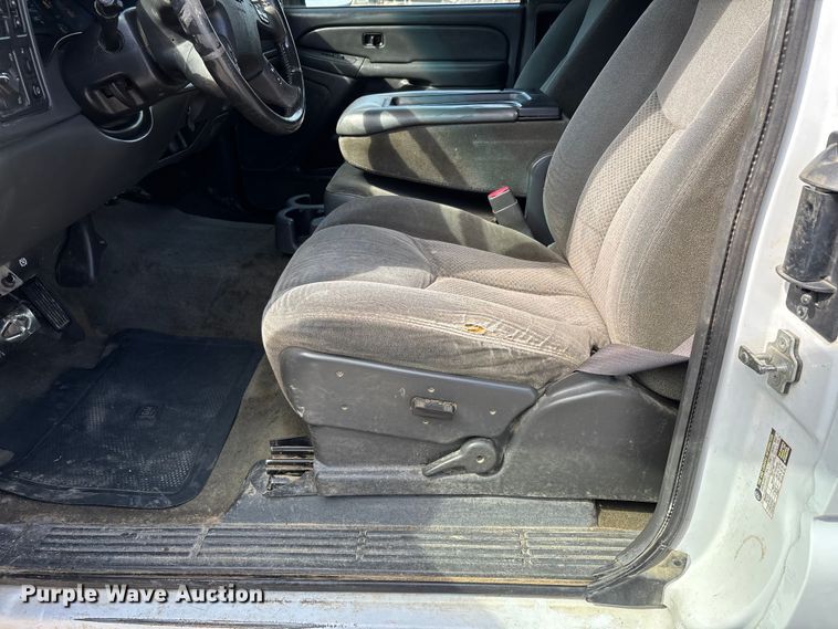 image for item DU1426 2004 Chevrolet Silverado 2500HD Ext. Cab pickup truck