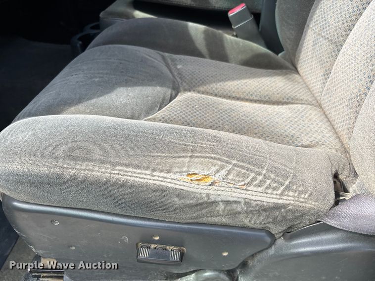 image for item DU1426 2004 Chevrolet Silverado 2500HD Ext. Cab pickup truck