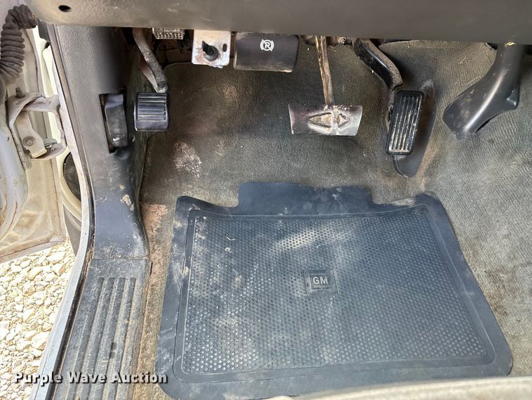 image for item DU1426 2004 Chevrolet Silverado 2500HD Ext. Cab pickup truck