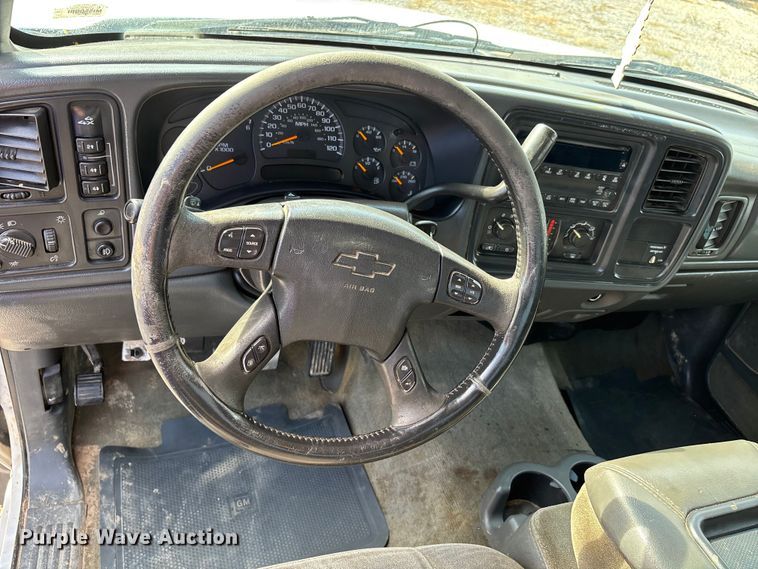 image for item DU1426 2004 Chevrolet Silverado 2500HD Ext. Cab pickup truck