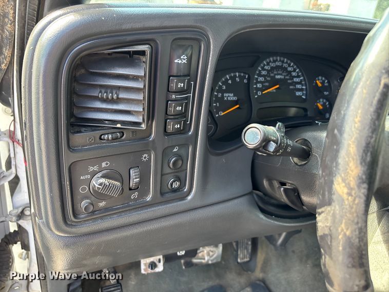 image for item DU1426 2004 Chevrolet Silverado 2500HD Ext. Cab pickup truck