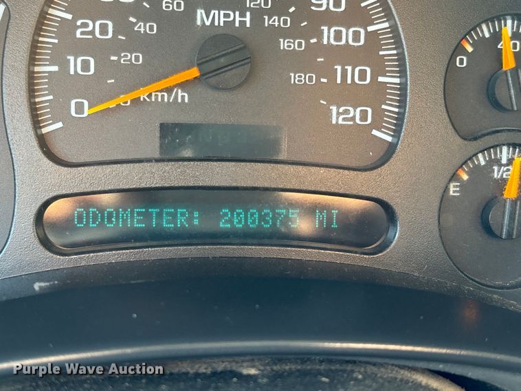 image for item DU1426 2004 Chevrolet Silverado 2500HD Ext. Cab pickup truck