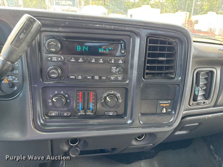 image for item DU1426 2004 Chevrolet Silverado 2500HD Ext. Cab pickup truck